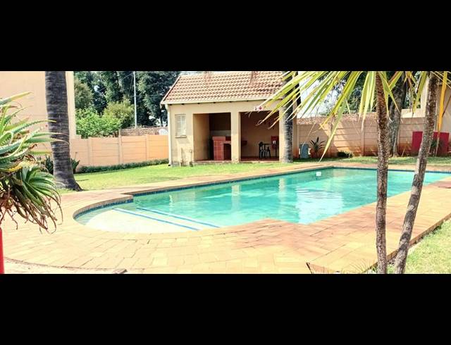2 BEDROOM TOWNHOUSE FOR SALE IN KEW